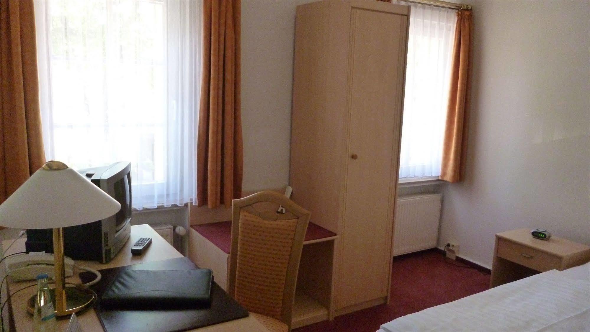 Hotel Und Restaurant Kranichsberg 볼테스도프 외부 사진