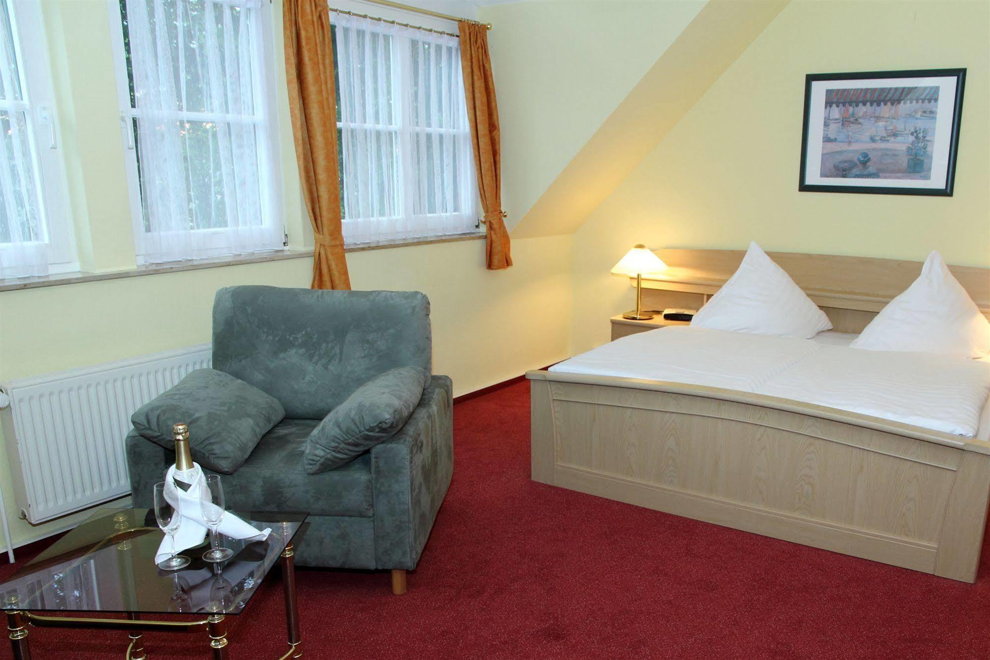 Hotel Und Restaurant Kranichsberg 볼테스도프 외부 사진